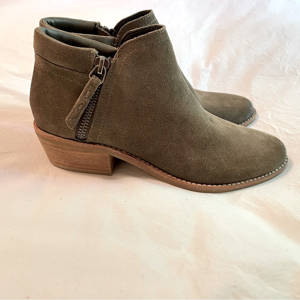 Brand New Steve Madden ‘Tobii’ Olive Green Suede Ankle Booties Size 5 w/out Box